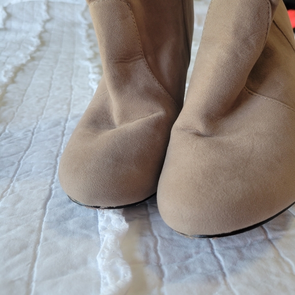 Colin Stuart Suede Wedge Ankle Booties 8.5 EUC - Picture 5 of 10